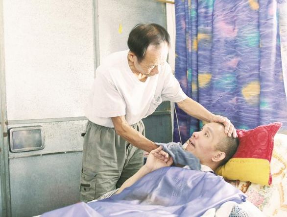 13年來悉心照料植物人兒子 夫妻用堅(jiān)守詮釋可貴親情