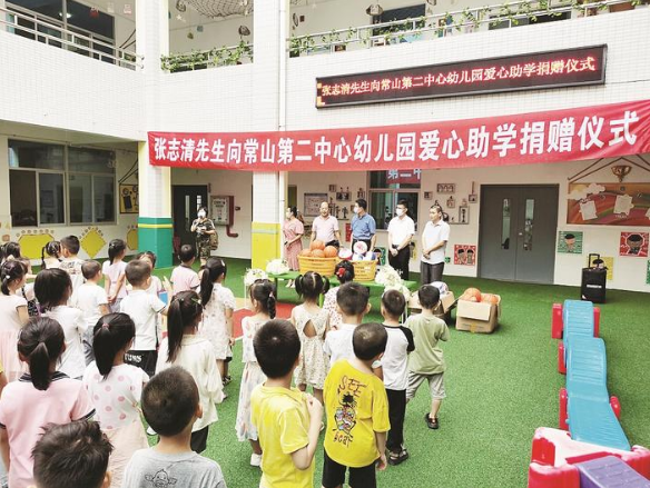 退伍保持軍人本色 向?qū)W校、幼兒園捐贈(zèng)體育用品