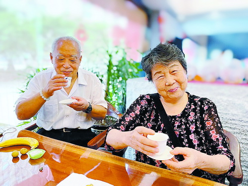 養(yǎng)老院組織別具風(fēng)格音樂(lè)茶話會(huì) 收獲全場(chǎng)老人掌聲