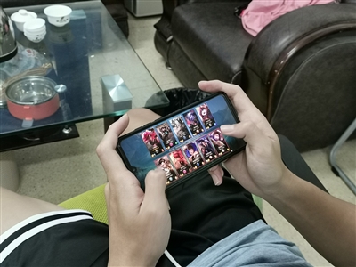 游戲成癮也是精神疾病的一種 家長(zhǎng)要做到以身作則