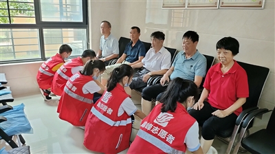 青少年志愿者前往養(yǎng)老機(jī)構(gòu) 開展尊老敬老傳統(tǒng)美德教育
