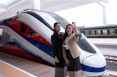 “瀾滄號”動車組即運抵火車站 承載老撾民眾期盼