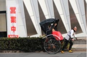 九旬老人摔倒在馬路上 “110”隊員驅(qū)車安全送其回家