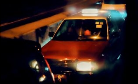 5歲輟學(xué)少年無證上路飆車 因剎車不及追尾小貨車