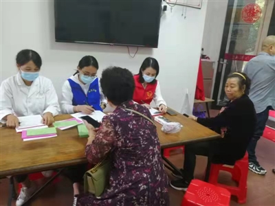 黨員志愿者開展義診服務(wù)活動 50余位老年人前來參加