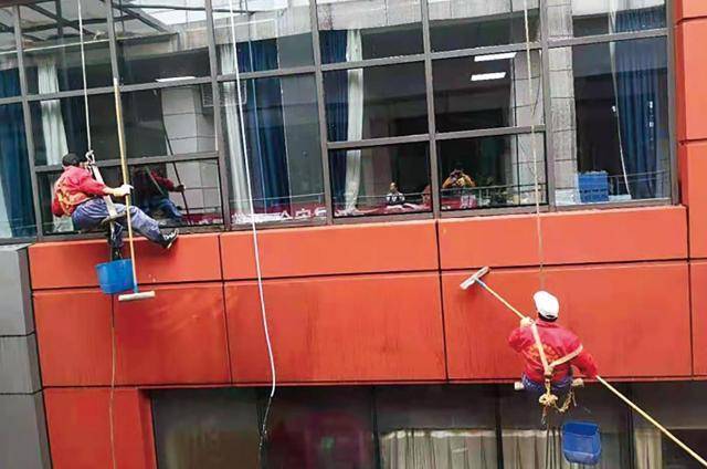 高空作業(yè)不可忽視安全防護 避免發(fā)生高空墜落險情
