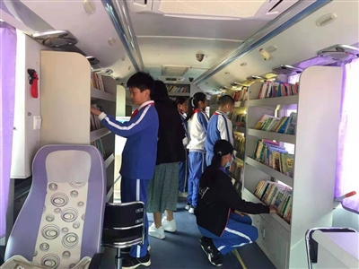 流動(dòng)圖書(shū)車(chē)開(kāi)進(jìn)錦亭小學(xué) 持續(xù)為閱讀馬拉松活動(dòng)助力