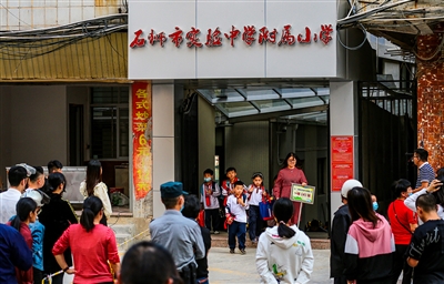 石獅市助力學(xué)校改善辦學(xué)條件 添置空調(diào)設(shè)備和掃地車(chē)