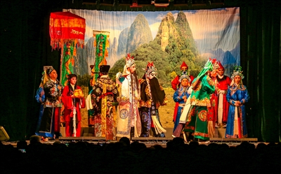 大型古裝高甲戲在沙美村上演 吸引數(shù)名村民現(xiàn)場觀看
