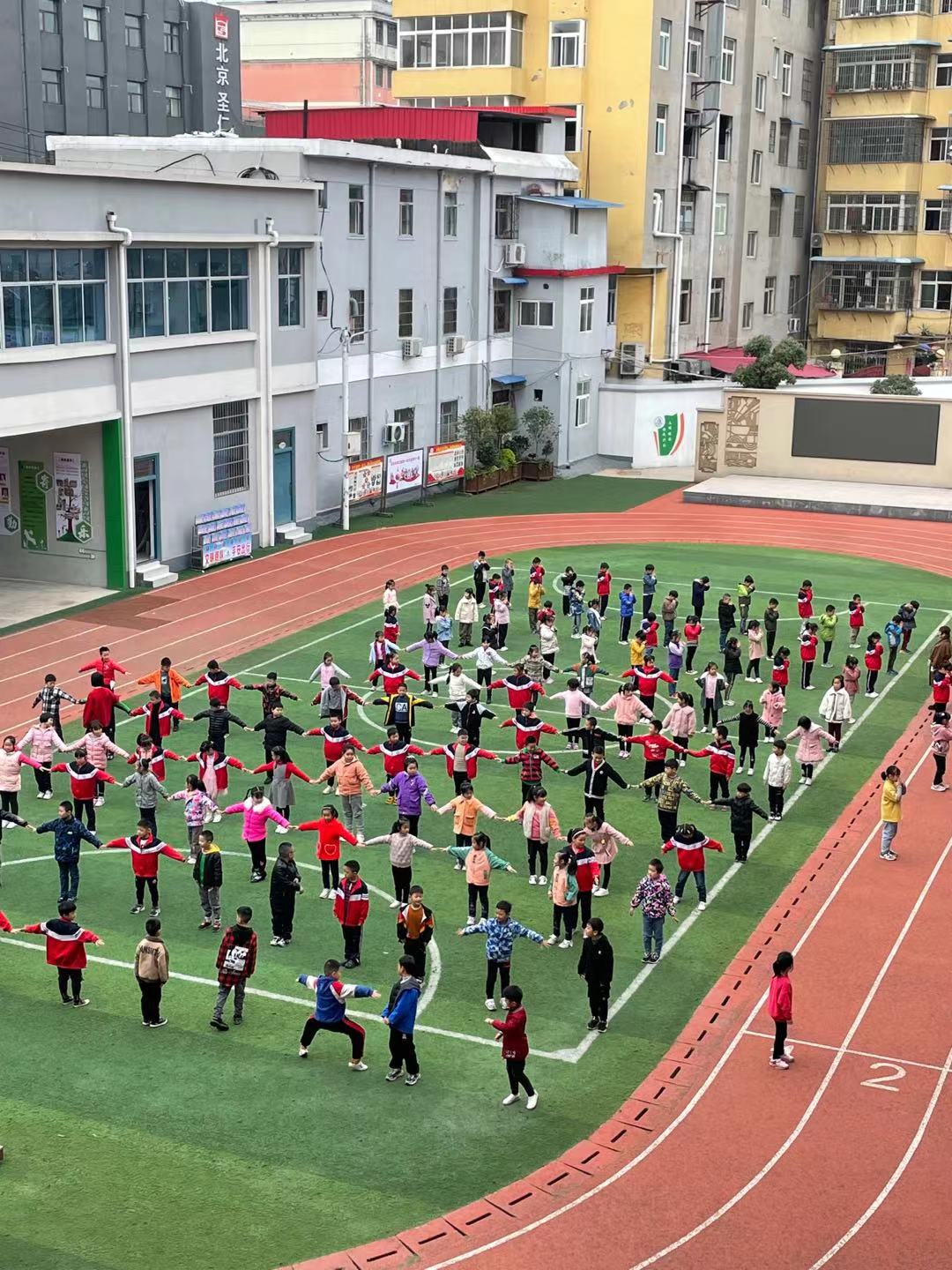 民警持續(xù)開展“護(hù)學(xué)崗”行動 確保交通秩序井然有序