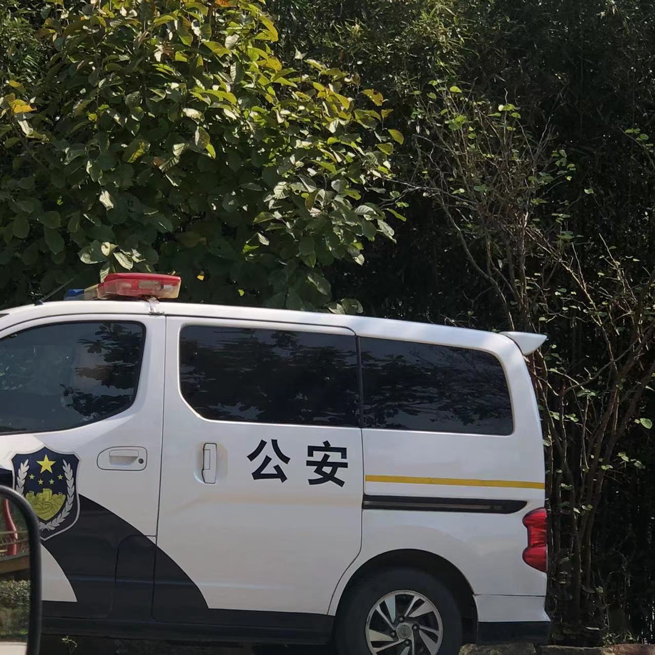 中年男子窗口排隊(duì)辦事被攔 原來(lái)是酒后駕駛摩托車
