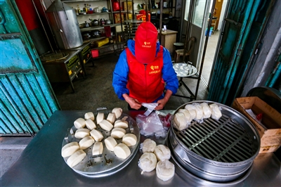 饅頭店堅守十年為窮人送饅頭 如今說聲“再見”不容易