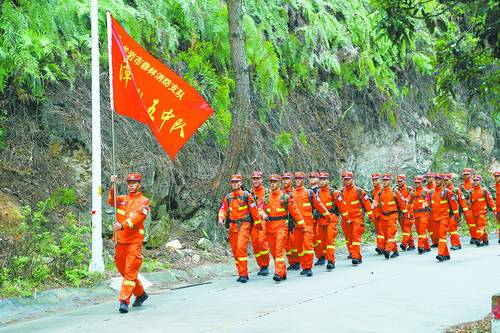 森林消防員開展負(fù)重徒步行軍拉練 增強(qiáng)隊(duì)伍實(shí)戰(zhàn)能力
