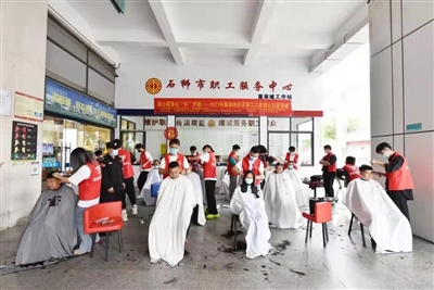 靈秀鎮(zhèn)開展愛心義剪活動(dòng) 為近70人提供免費(fèi)理發(fā)服務(wù)