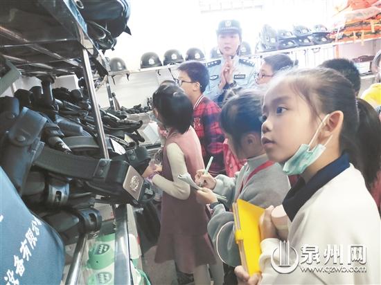 小記者們開啟警營探秘之旅 走訪參觀派出所各大區(qū)域