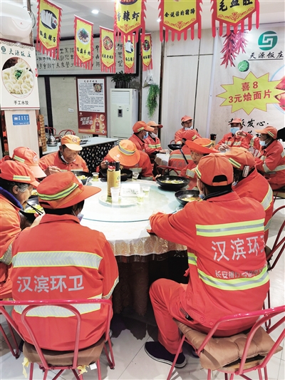 天源飯莊邀請(qǐng)區(qū)50多位環(huán)衛(wèi)工朋友免費(fèi)吃燴面
