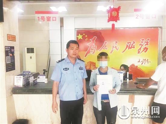 社區(qū)民警與群眾打成一片 成為群眾信任“鄰家”警官