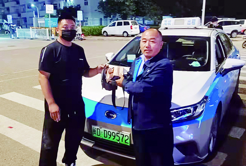 乘客將工人工資遺忘在出租車上 當(dāng)班司機(jī)及時(shí)送還