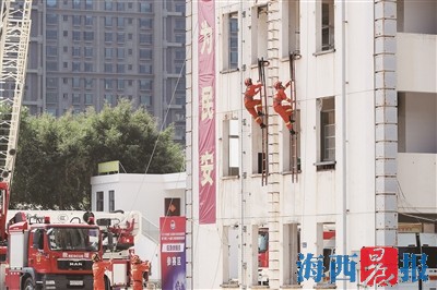廈門市消防員展示救援絕技 吸引不少現(xiàn)場(chǎng)市民參與