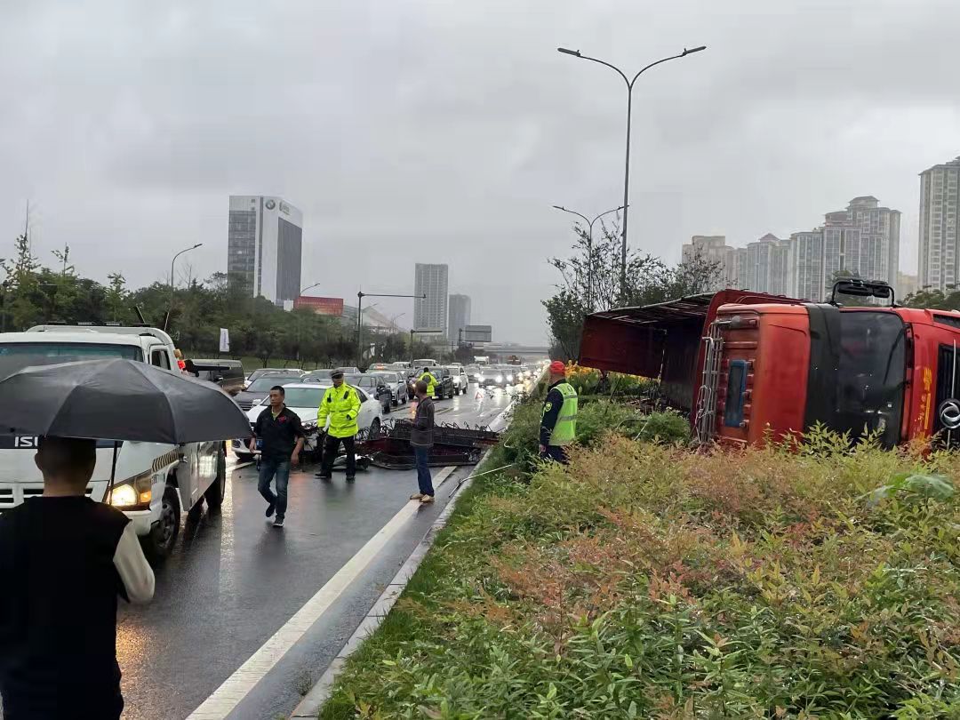 貨車翻車導(dǎo)致貨物撒落一地 民警及時(shí)清理恢復(fù)通行