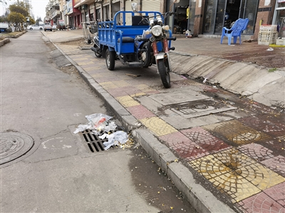 沿街商鋪沒有設(shè)置垃圾桶 道路兩側(cè)有不少零星垃圾