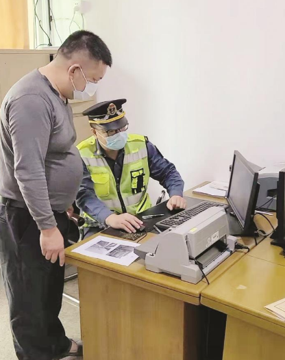 貨車司機否認(rèn)損壞路產(chǎn) 執(zhí)法人員調(diào)查取證挽回?fù)p失