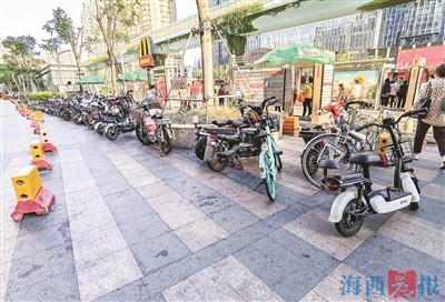 車站周邊存在不文明現(xiàn)象 疑似“黃?！避囌厩袄?/>
								<p>公廁被貼牛皮癬、公共通道被堵死、疑似黃牛車站前拉客……連日來，市民小陳和李先生先后致電海西晨報新聞熱線8080000，反映梧村長途汽車站   <a href=