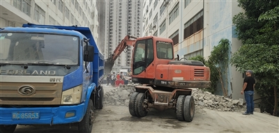 靈秀鎮(zhèn)執(zhí)法隊對違法建設(shè)予以拆除 獲得周邊居民贊許