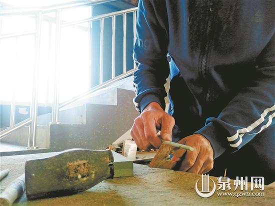何群山：傳承千年非遺文脈 用傳統(tǒng)工序制作匾額