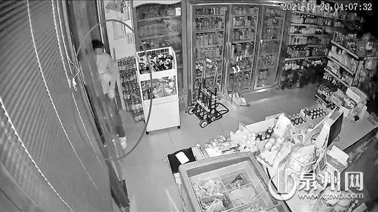 店鋪使用U型鎖存在縫隙 男子使用“縮骨功”進(jìn)店盜竊