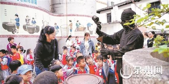 永春縣一幼兒園踏進文創(chuàng)園 了解永春老醋釀造工藝