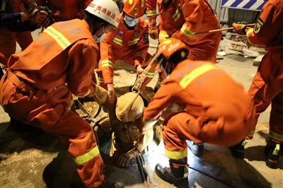 地下管道施工時突然塌方 工人被封堵困在6米深井