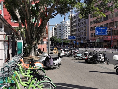 幼兒園門口設(shè)置路障無法停車 市民建議規(guī)劃停車場