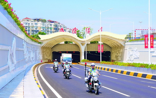 橋隧交警為道路通暢保駕護(hù)航 為受困群眾排憂(yōu)解難