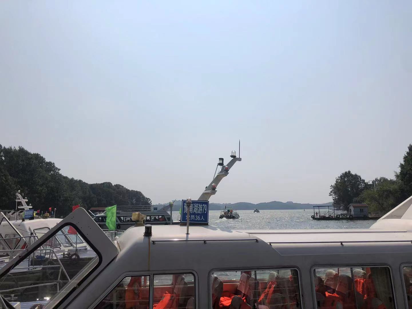 橡皮艇發(fā)動(dòng)機(jī)損壞被困海中 公安人員迅速出動(dòng)成功救起