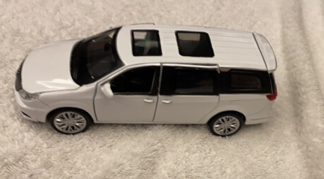 “自動(dòng)駕駛”面包車駛向車流 原來是司機(jī)未采取手剎制動(dòng)