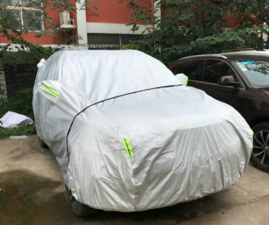 “蓋車衣”長時間占用公共停車位 執(zhí)法人員現(xiàn)場摘除車衣