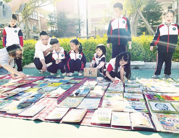 學(xué)校積極開展廣泛閱讀活動 圖書跳蚤市場熱鬧開業(yè)