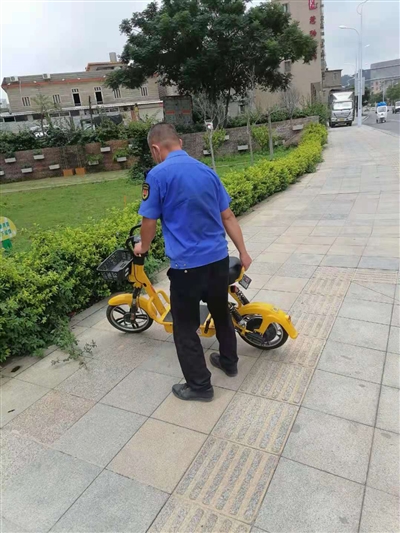 靈秀鎮(zhèn)對違規(guī)共享電動車清理整治 營造舒適生活環(huán)境