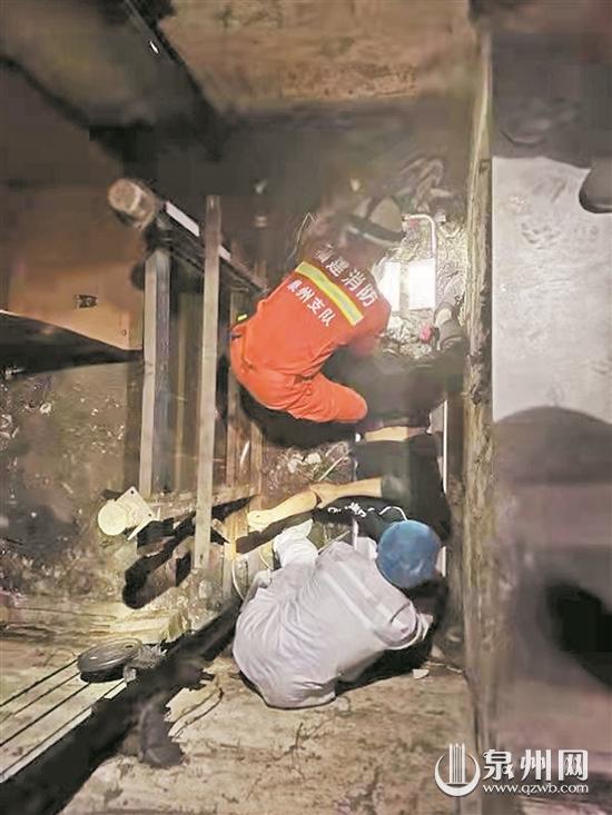 男子電梯口踩空墜入電梯井內(nèi) 消防員合力將其救出