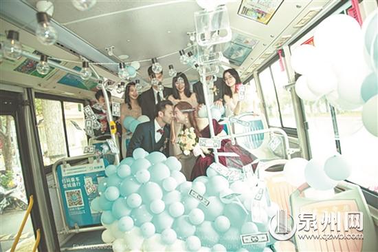 泉州新人人用公交車當(dāng)婚車 吸引眾多市民眼光