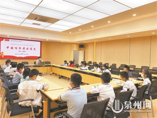 小記者們走進海交館 回望中國考古學(xué)百年發(fā)展歷程