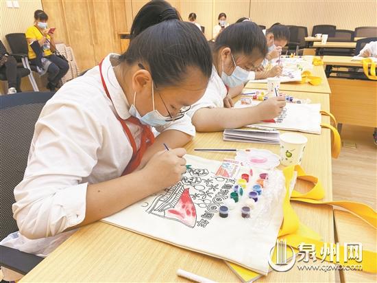 小記者們聆聽主題講座 現(xiàn)場繪制“紅色記憶”環(huán)保袋 