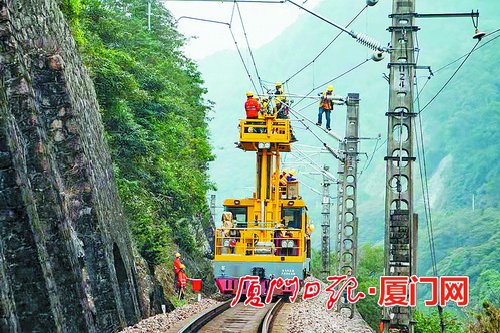 鷹廈鐵路漳廈段接觸網(wǎng)首度“大修” 為春運(yùn)提供安全保障