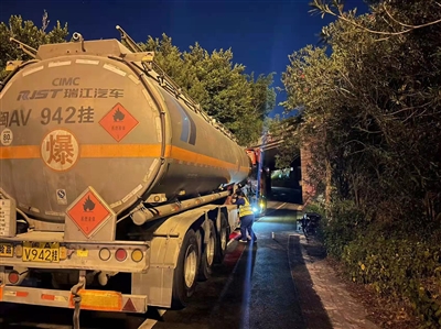油罐車撞進橋洞噴出火星 消防緊急處置排除險情