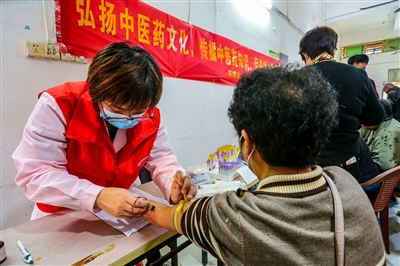 寶蓋鎮(zhèn)開展“進村送健康服務行動” 300多名老人到場體檢