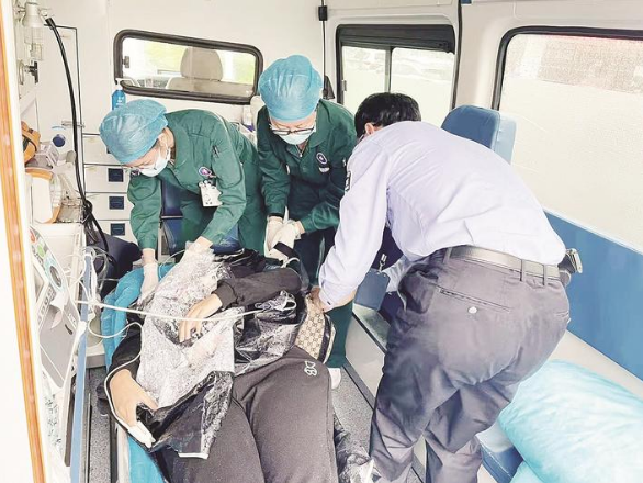 女子騎車車輪打滑不慎摔倒 民警及時發(fā)現(xiàn)并送往醫(yī)院