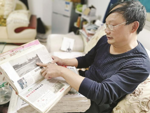 數(shù)十年收藏報(bào)紙、整理剪報(bào) 51歲的他把報(bào)紙當(dāng)寶貝