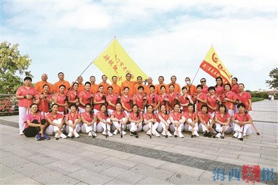廈門市開啟重陽節(jié)登山活動 近50名隊員持杖健走