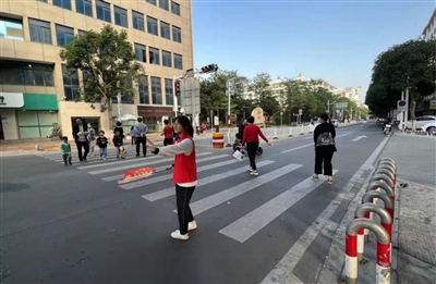 石獅僑中同學與家長們開展交通疏導志愿服務活動